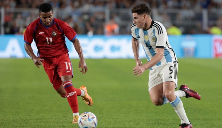 argentina-_panama_murillo-_julian_alvarez.jpg José Murillo de Panamá marca a Julián Álvarez de Argentina durante el juego amistoso. Foto: EFE