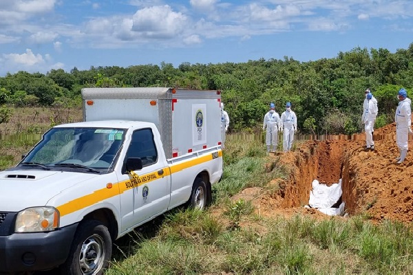 La ceremonia se llevó a cabo en el Cementerio Los Guayacanes, en el sector de Los Abanicos, en el distrito de David. Foto. Mayra Madrid La ceremonia se llevó a cabo en el Cementerio Los Guayacanes, en el sector de Los Abanicos, en el distrito de David. Foto. Mayra Madrid