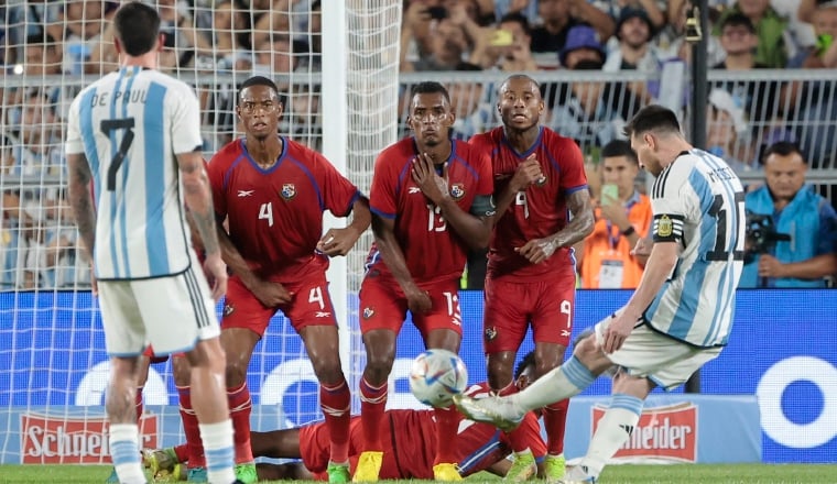 El capitán de Argentina, Lionel Messi, cobra un tiro libre contra Panamá. Foto:EFE El capitán de Argentina, Lionel Messi, cobra un tiro libre contra Panamá. Foto:EFE