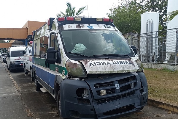 En el estacionamiento trasero de este hospital se acumulan al menos una decena de ambulancias chocadas o con diversos tipos de desperfectos mecánicos. Foto. Eric Montenegro En el estacionamiento trasero de este hospital se acumulan al menos una decena de ambulancias chocadas o con diversos tipos de desperfectos mecánicos. Foto. Eric Montenegro