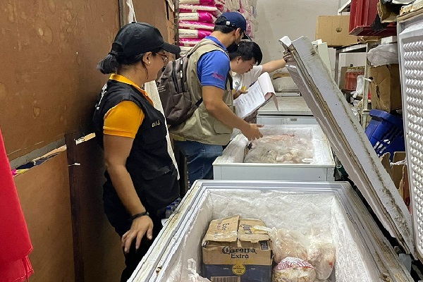 También ubicaron un equipo de corte de carne dentro de una residencia y carnes congeladas para ser puestas a la venta como producto fresco. También ubicaron un equipo de corte de carne dentro de una residencia y carnes congeladas para ser puestas a la venta como producto fresco.