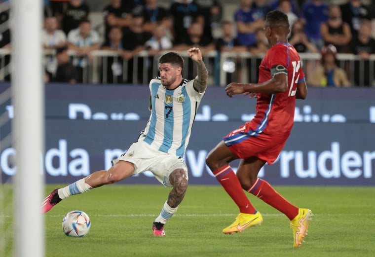 Rorigo De Paul de Argentina controla el balón ante la marca de Jiovany Ramos de Panamá. Foto: EFE Rorigo De Paul de Argentina controla el balón ante la marca de Jiovany Ramos de Panamá. Foto: EFE