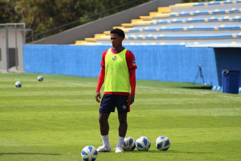 Yoel Bárcenas en los entrenamientos de Panamá con miras a su juego ante Costa Rica. Foto: Fepafut Yoel Bárcenas en los entrenamientos de Panamá con miras a su juego ante Costa Rica. Foto: Fepafut