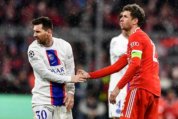Leo Messi del PSG es saludado por Thomas Müller del Bayern, lueo de la eliminación del equipo francés en la Champions. Foto:EFE Leo Messi del PSG es saludado por Thomas Müller del Bayern, lueo de la eliminación del equipo francés en la Champions. Foto:EFE