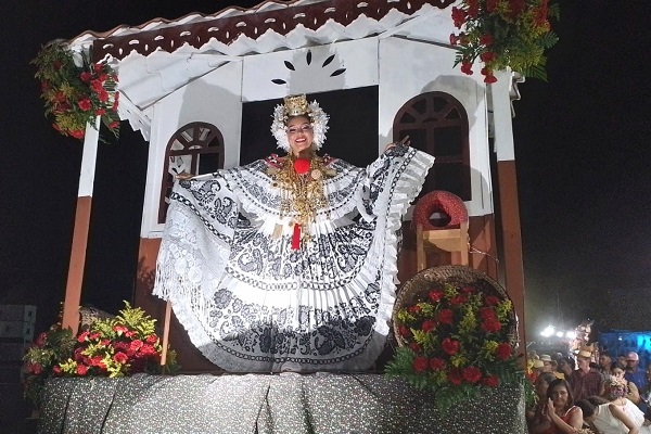Keyla Rodríguez, reina de la feria de Tonosí, tuvo que esperar durante tres años para cumplir su sueño. Foto. Thays Domínguez Keyla Rodríguez, reina de la feria de Tonosí, tuvo que esperar durante tres años para cumplir su sueño. Foto. Thays Domínguez