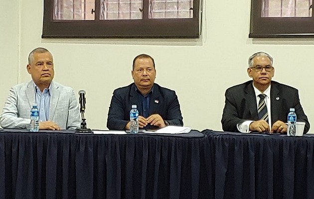 Aníbal Espinoza, presidente UNCAP (izq), Rodolfo Samuda, Gabinete Logístico Panamá (c), y Osiris Ramírez Ponce De León, de OICEX y CECOMEX (der). Foto: Cortesía Aníbal Espinoza, presidente UNCAP (izq), Rodolfo Samuda, Gabinete Logístico Panamá (c), y Osiris Ramírez Ponce De León, de OICEX y CECOMEX (der). Foto: Cortesía