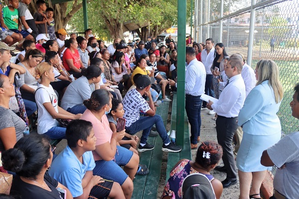 Las autoridades del Ministerio de Educación se reunieron con los padres de familia para buscar soluciones. Foto. Eric Montenegro Las autoridades del Ministerio de Educación se reunieron con los padres de familia para buscar soluciones. Foto. Eric Montenegro