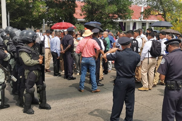 El primer día de clases los estudiantes, padres de familia y educadores del IPTV intentaron protestar exigiendo que se resuelvan sus necesidades. Foto. Melquíades Vásquez El primer día de clases los estudiantes, padres de familia y educadores del IPTV intentaron protestar exigiendo que se resuelvan sus necesidades. Foto. Melquíades Vásquez