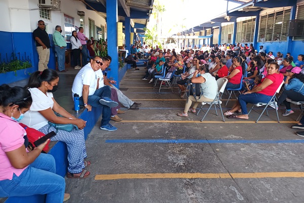 Durante una asamblea general los padres de familia tomaron la decisión de no enviar a sus hijos a clases hasta que el Meduca presente soluciones concretas. Foto. Melquíades Vásquez Durante una asamblea general los padres de familia tomaron la decisión de no enviar a sus hijos a clases hasta que el Meduca presente soluciones concretas. Foto. Melquíades Vásquez