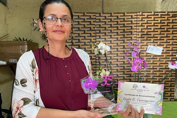 Se hizo entrega del reconocimiento a los orquideólogos cuyas plantas fueron destacadas durante el evento ferial por jueces nacionales. Foto. José Vásquez Se hizo entrega del reconocimiento a los orquideólogos cuyas plantas fueron destacadas durante el evento ferial por jueces nacionales. Foto. José Vásquez
