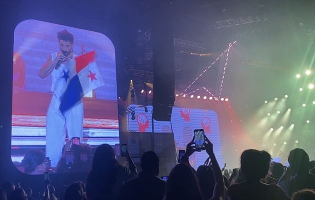 Camilo portó la bandera panameña al finalizar el concierto. Camilo portó la bandera panameña al finalizar el concierto.