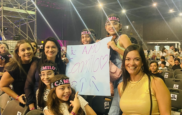 Los fanáticos llevaron pancartas con mensajes para Camilo. Los fanáticos llevaron pancartas con mensajes para Camilo.