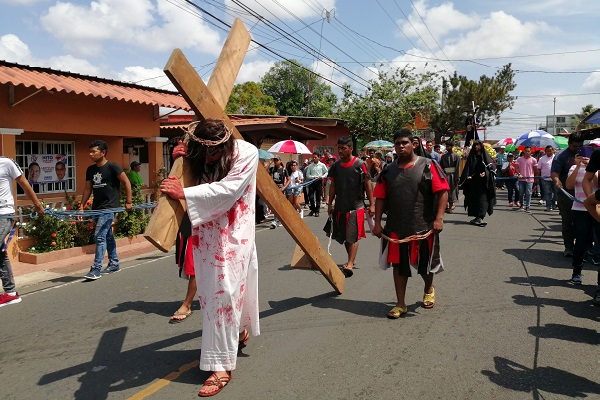 Esta dramatización abarca los 15 pasos del vía crucis y se prolonga por más de dos horas, incluye reflexiones adaptadas a la realidad actual que vive la juventud panameña. Foto. Eric Montenegro Esta dramatización abarca los 15 pasos del vía crucis y se prolonga por más de dos horas, incluye reflexiones adaptadas a la realidad actual que vive la juventud panameña. Foto. Eric Montenegro