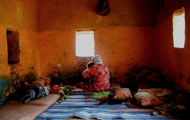 S. dio a luz hace un año a un niño, al que cuidan sus padres y su abuela en una región al este de Rabat. Foto: EFE