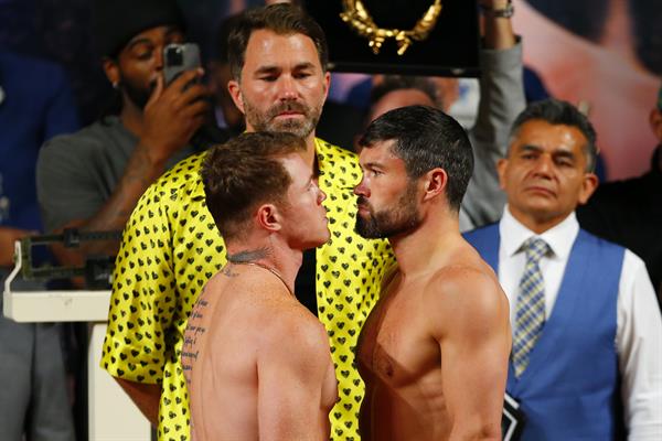 El boxeador mexicano Saul "Canelo" Álvarez (izq.) junto al ingles John Ryder. Foto: EFE