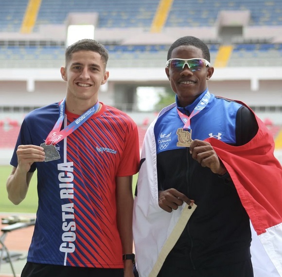 Chamar Chambers (derrecha) en el podium con su medalla de oro. Chamar Chambers (derrecha) en el podium con su medalla de oro.
