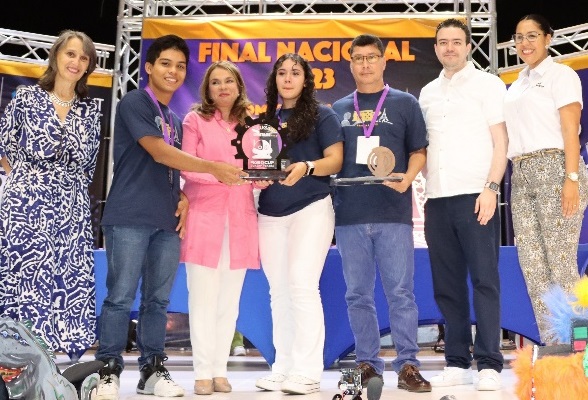 Equipo Roboencanto del I.P.T Arnulfo Arias Madrid de Chiriquí. Foto: Cortesía