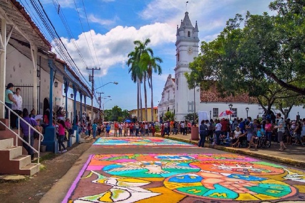 Además de la parte festiva, para el pueblo santeño, la tradición del Corpus Christi tiene un significado religioso, pagano y ahora económico. Foto. Archivo Además de la parte festiva, para el pueblo santeño, la tradición del Corpus Christi tiene un significado religioso, pagano y ahora económico. Foto. Archivo