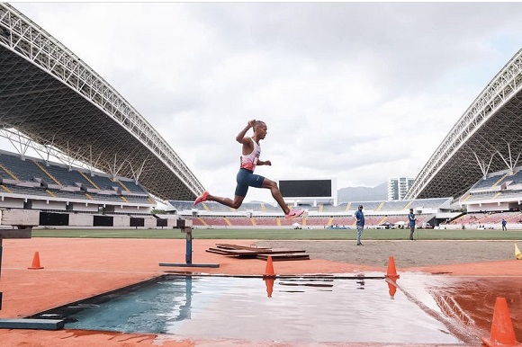 Didier Rodríguez, durante la prueba de los 3000 metros con obstáculos. Didier Rodríguez, durante la prueba de los 3000 metros con obstáculos. Foto Cortesía