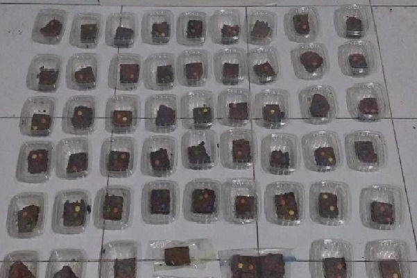 En ambos operativos incautaron un total de 65 dulces con sustancias ilícitas. Foto. Proteger y Servir. En ambos operativos incautaron un total de 65 dulces con sustancias ilícitas. Foto. Proteger y Servir.