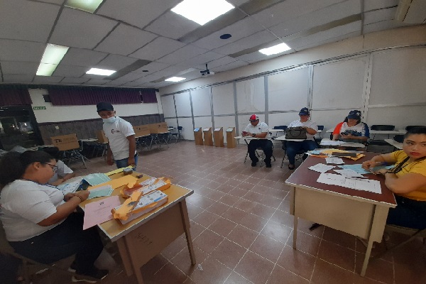 En la provincia de Chiriquí el mayor centro de votación fue la Escuela de Loma Colorada, en David. Foto. José Vásquez En la provincia de Chiriquí el mayor centro de votación fue la Escuela de Loma Colorada, en David. Foto. José Vásquez