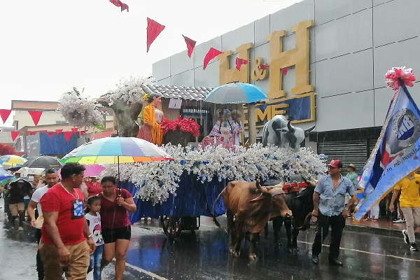 Lindas empolleradas, diabólicos, sucios, el torito guapo, los parrampanes y mojigangas, las temidas muertes y la música de los cortacachos pusieron la nota alegre en la fiesta sanjuanera. Foto. Thays Domínguez Lindas empolleradas, diabólicos, sucios, el torito guapo, los parrampanes y mojigangas, las temidas muertes y la música de los cortacachos pusieron la nota alegre en la fiesta sanjuanera. Foto. Thays Domínguez