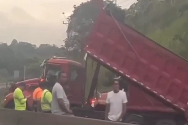 Luego de las 8:00 de la mañana los conductores de camiones volquetes reabrieron la vía. Foto. Eric Montenegro Luego de las 8:00 de la mañana los conductores de camiones volquetes reabrieron la vía. Foto. Eric Montenegro