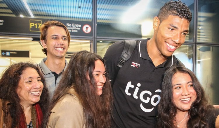 El portero Orlando Mosquera con la fanaticada en el Aeropuerto Internacional de Tocumen. Foto: @tocumenaero  