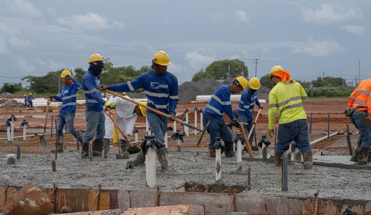 Trabajadores en la construcción del estadio. Foto: Pandeportes Trabajadores en la construcción del estadio. Foto: Pandeportes