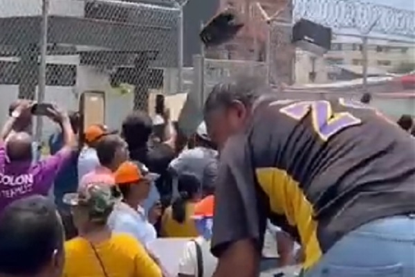 Cansados de no tener respuestas tiraron varios artículos en las inmediaciones de ENSA. Cansados de no tener respuestas tiraron varios artículos en las inmediaciones de ENSA.