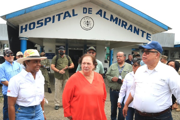 La embajadora de Estados Unidos en Panamá, Maricarme Aponte, junto a Enrique Lau supevisan el avance del hospital de Almirante. Foto. Cortesía CSS La embajadora de Estados Unidos en Panamá, Maricarme Aponte, junto a Enrique Lau supevisan el avance del hospital de Almirante. Foto. Cortesía CSS