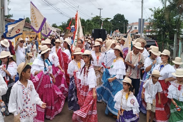 Participaron las delegaciones de las comunidades, encabezadas por estudiantes, docentes y padres de familia de los centros educativos de los ocho corregimientos del distrito de Ocú. Foto. Thays Domínguez Participaron las delegaciones de las comunidades, encabezadas por estudiantes, docentes y padres de familia de los centros educativos de los ocho corregimientos del distrito de Ocú. Foto. Thays Domínguez