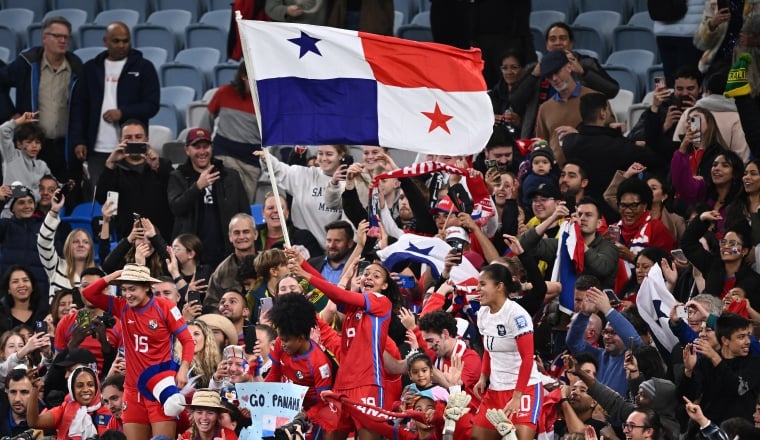 Lineth Cedeño com la bandera y otras jugadoras de Panamá con la afición. Foto: EFE Lineth Cedeño com la bandera y otras jugadoras de Panamá con la afición. Foto: EFE