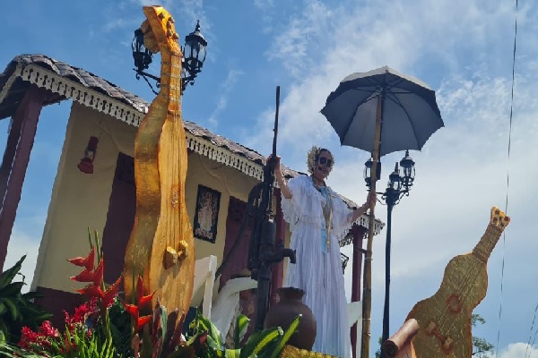 La reina del evento lucio sus mejores galas en el desfile. Foto. Thays Domínguez La reina del evento lucio sus mejores galas en el desfile. Foto. Thays Domínguez