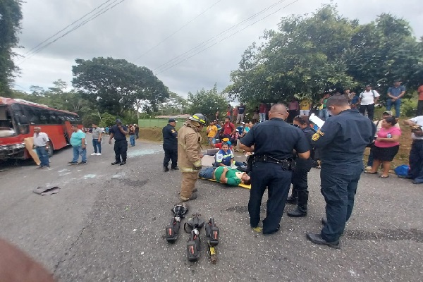 Unidades de los bomberos prestaron los primeros auxilios a los heridos, que posteriormente fueron trasladados en cinco ambulancias de la CSS y autos particulares hacia el hospital de Almirante. Foto. Cortesía. Cuerpo de Bomberos Unidades de los bomberos prestaron los primeros auxilios a los heridos, que posteriormente fueron trasladados en cinco ambulancias de la CSS y autos particulares hacia el hospital de Almirante. Foto. Cortesía. Cuerpo de Bomberos