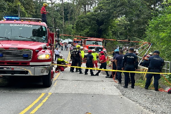 Los bomberos y la ONG SAR realizaron las labores de rescate del cuerpo. Foto. José Vásquez Los bomberos y la ONG SAR realizaron las labores de rescate del cuerpo. Foto. José Vásquez