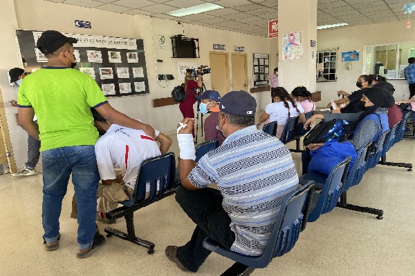 Sergio Salazar, director del cuarto de urgencias, dijo que los pacientes, al ser hospitalizados deben esperar por horas ante la indisponibilidad de camas en estas salas.Foto. Eric Montenegro Sergio Salazar, director del cuarto de urgencias, dijo que los pacientes, al ser hospitalizados deben esperar por horas ante la indisponibilidad de camas en estas salas.Foto. Eric Montenegro