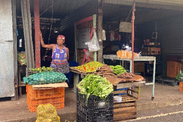 El saco de papa se elevó de $17.00 a $35.00, mientras que la zanahoria pasó de $20.00 a $40.00, un incremento que irremediablemente ha debido trasladar a los clientes. Foto. Eric Montenegro El saco de papa se elevó de $17.00 a $35.00, mientras que la zanahoria pasó de $20.00 a $40.00, un incremento que irremediablemente ha debido trasladar a los clientes. Foto. Eric Montenegro