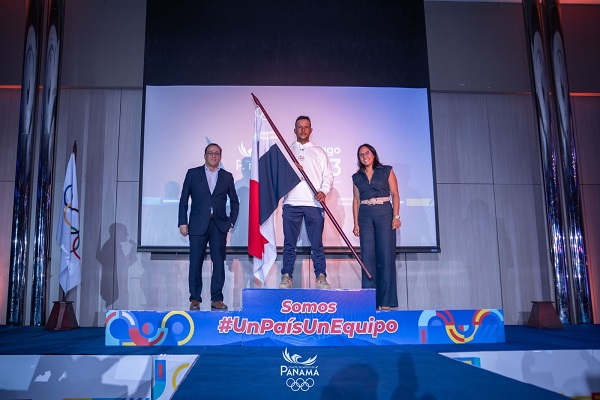Davis Romero recibió la bandera panameña. Foto: COP Davis Romero recibió la bandera panameña. Foto: COP