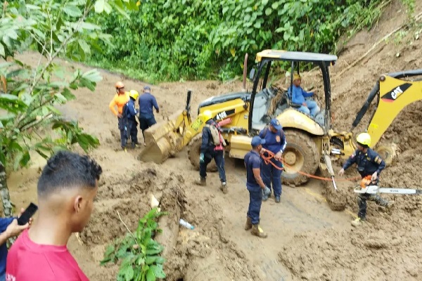 Trabajan en para habilitar los caminos, ya que varias comunidades quedaron incomunicadas. Foto. Sinaproc Trabajan en para habilitar los caminos, ya que varias comunidades quedaron incomunicadas. Foto. Sinaproc