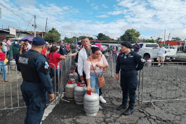 Los pobladores de Bocas del Toro y Chiriquí, tenía días esperando la llegada del tanque de gas de 25 libras- Foto. José Vásquez Los pobladores de Bocas del Toro y Chiriquí, tenía días esperando la llegada del tanque de gas de 25 libras- Foto. José Vásquez