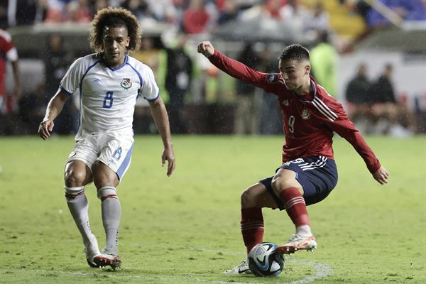 Adalberto 'Coco' Carraquilla de Costa Rica (8) disputa el balón contra Manfred Ugalde de Costa Rica. Foto: EFE Adalberto 'Coco' Carraquilla de Costa Rica (8) disputa el balón contra Manfred Ugalde de Costa Rica. Foto: EFE