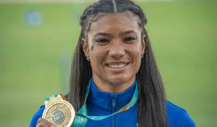Gianna Woodruff, muestra su medalla de oro ganada en los 400 metros con vallas en Santiago 2023. Foto: COP Gianna Woodruff, muestra su medalla de oro ganada en los 400 metros con vallas en Santiago 2023. Foto: COP