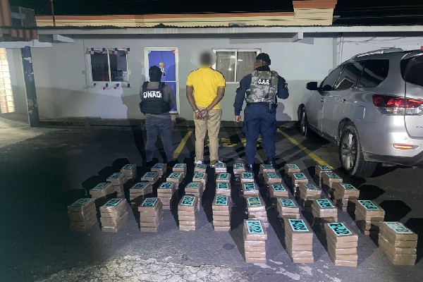 Un panameño de 47 años fue detenido con la sustancia ilícita. Foto. Cortesía Proteger y Servir Un panameño de 47 años fue detenido con la sustancia ilícita. Foto. Cortesía Proteger y Servir