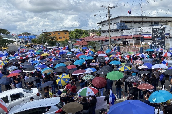Los educadores, vestidos de negro, caminaron por la Avenida de Las Américas desde el parque Libertador hasta el cuartel de la Policía Nacional en La Chorrera. Foto. Eric Montenegro Los educadores, vestidos de negro, caminaron por la Avenida de Las Américas desde el parque Libertador hasta el cuartel de la Policía Nacional en La Chorrera. Foto. Eric Montenegro