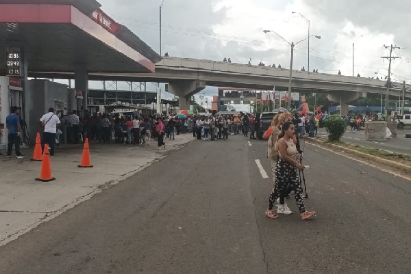 En la provincia de Veraguas los grupos docentes e indígenas mantienen los cierres. Foto. Melquíades Vásquez En la provincia de Veraguas los grupos docentes e indígenas mantienen los cierres. Foto. Melquíades Vásquez