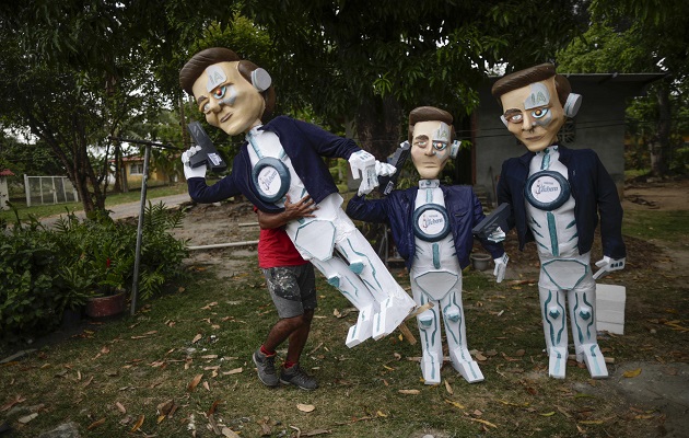 los panameños despiden el año viejo y dan la bienvenida al nuevo. Los panameños despiden el año viejo y dan la bienvenida al nuevo con la quema de muñecos. Foto: EFE