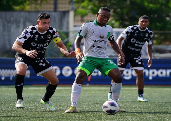 Jan Carlos Vargas del Tauro (izq.) marca a César 'Bombo' Medina del Alianza. Foto:LPF