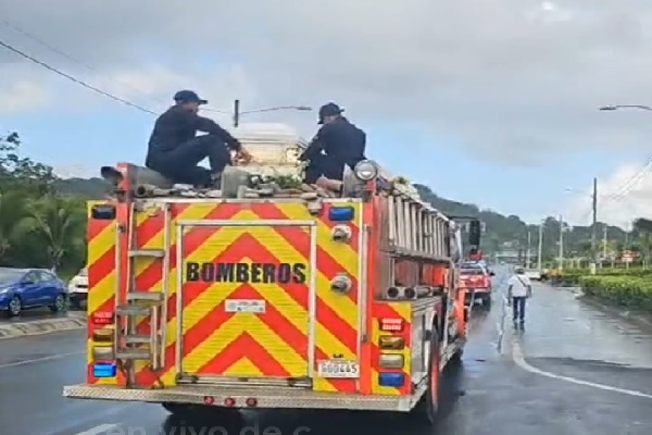 El carro bomba partió desde el área de Sabanitas para recorrer los corregimientos de parte de Sabanitas, Cativá, Cristóbal Este, Cristóbal hasta llegar a la ciudad de Colón. Foto. Diomedes Sánchez El carro bomba partió desde el área de Sabanitas para recorrer los corregimientos de parte de Sabanitas, Cativá, Cristóbal Este, Cristóbal hasta llegar a la ciudad de Colón. Foto. Diomedes Sánchez