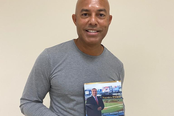 Mariano Rivera con el libro de Eric Espino. Foto: Cortesía Mariano Rivera con el libro de Eric Espino. Foto: Cortesía